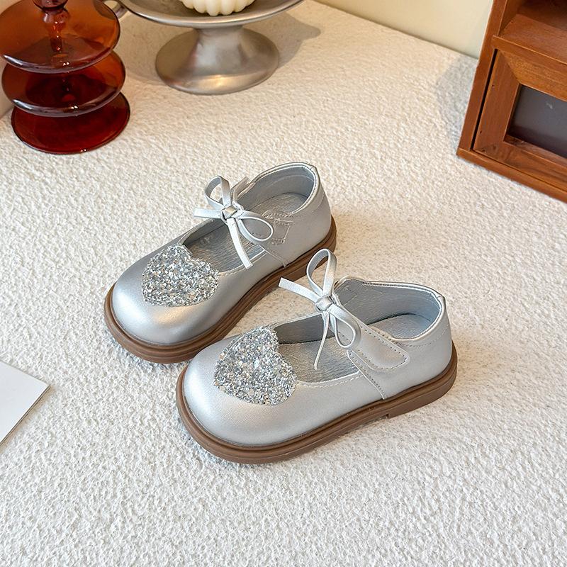 

Girls leather shoes 2025 spring and autumn new fashion soft sole children s single shoes girls bow love princess shoes tide 21-25 yards, 5 pairs in one hand серебряный