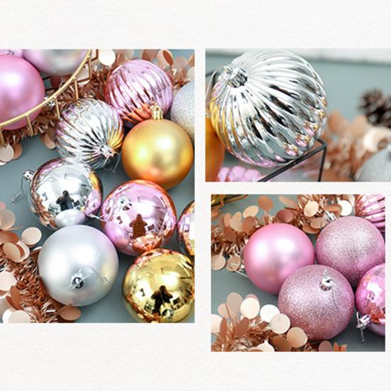 Kleine Weihnachtsbaumkugeln aus strukturiertem Kunststoff