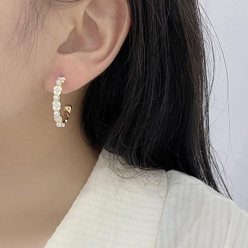 French Romantic White Camellia Pearl Earrings C-shaped Flower Earrings  Light Luxury and Niche Feel