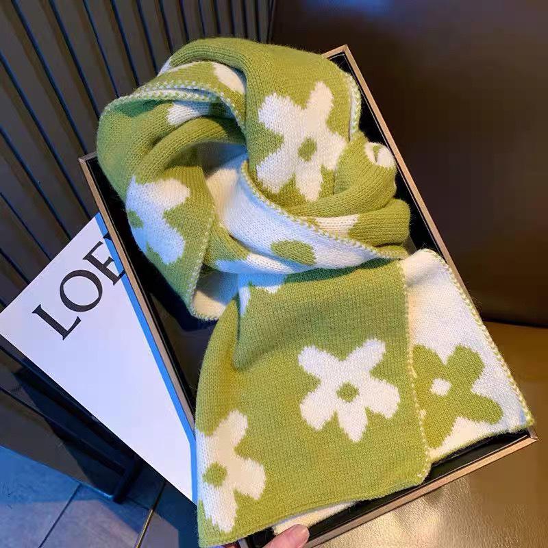 

Зимний комплект шарфов в радужную полоску: Зимняя необходимость для милой и прохладной девушки