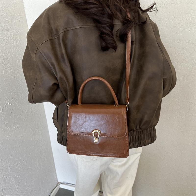 Stylish Large Capacity Handheld Shoulder Bag For Women With Trendy Design And Modern Aesthetic