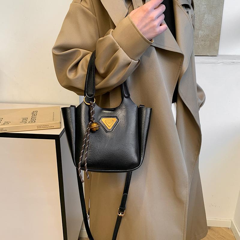 Simple Retro Women's Bag 2025 New Messenger Bag Winter Trend This Year Popular Casual Foreign Style Shoulder Bucket Bag