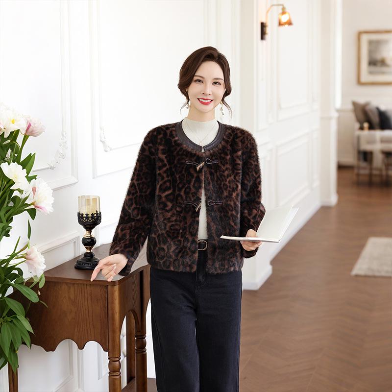 

Стильный зимний кардиган из искусственного меха под норку, бархата, кожи и меха для женщин среднего и пожилого возраста 2XL (65-70 kg)