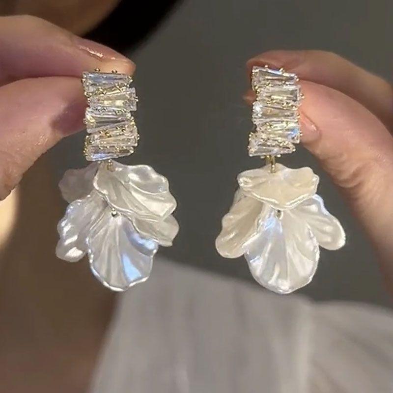 

Серьги-ракушки Новинка Самые продаваемые серьги Дизайн для особых интересов Французские серебряные серьги-пусеты Элегантные необычные серьги для женщин Gold zircon petal earrings White