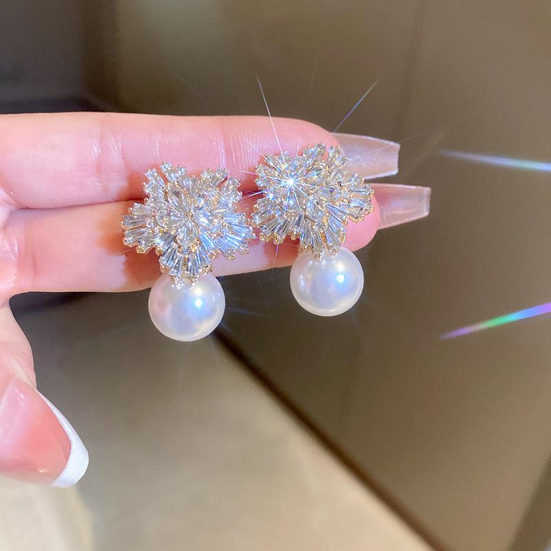 Earrings Pearl Stunning 2023 New Design Alloy Material Floral Style Shiny Diamond Earrings Pearl