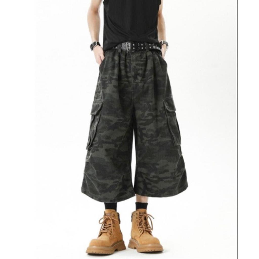 Used Camouflage Pattern Wide Cargo Pants 3/4 Length