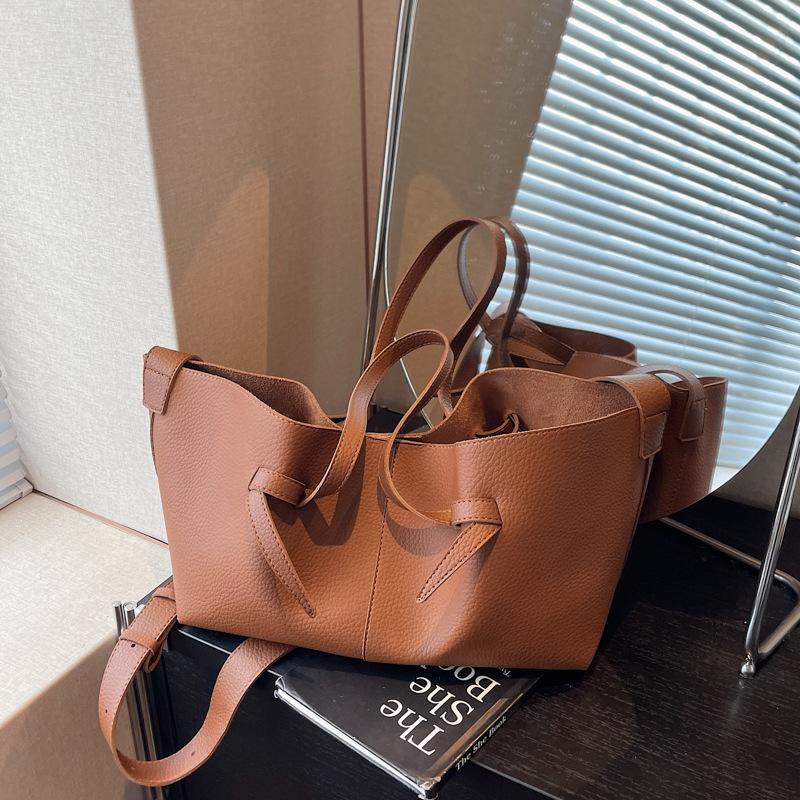 

Retro large-capacity handbag women s bag 2025 new lychee pattern wing bag simple shoulder messenger bag коричневый