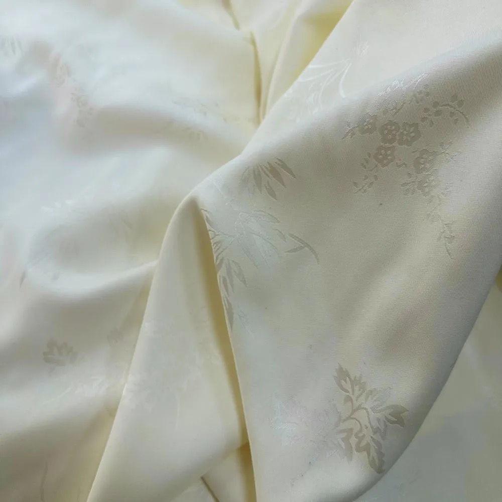 

Плотная, тяжелая и мягкая жаккардовая атласная ткань из бамбуковых листьев, подходящая для свадебных платьев, вечерних платьев и тканей для дизайнерской одежды 1.5M&1M бежевый