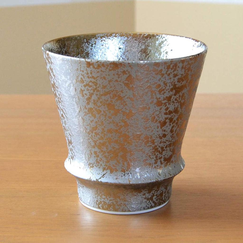 A wooden boxed gift of gratitude for and This Arita ware shochu glass is a perfect parents, grandparents, first-time employees. silver-glazed gift.