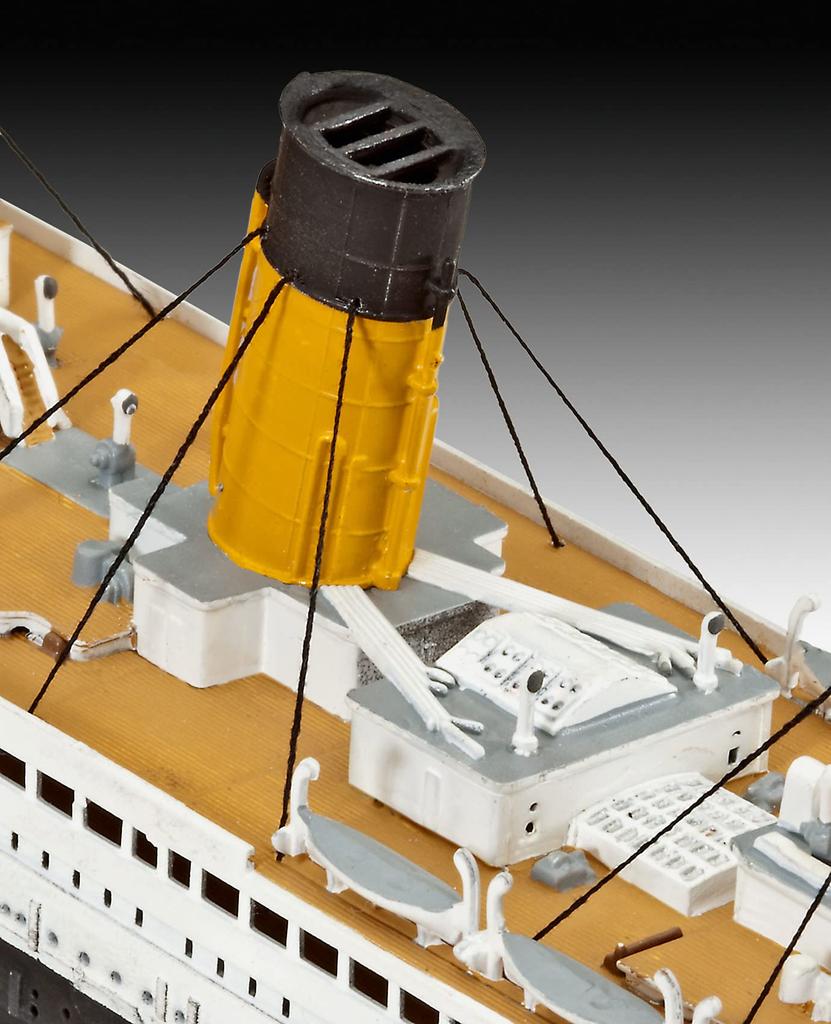German Revell Titanic 05210 Plastic Model 1/700 R.M.S.