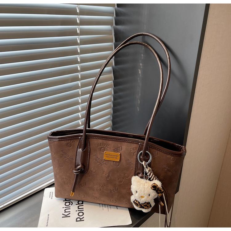 

Premium sense retro niche embossed bag women s 2025 new commuter versatile shoulder underarm bag portable tote bag темно-коричневого