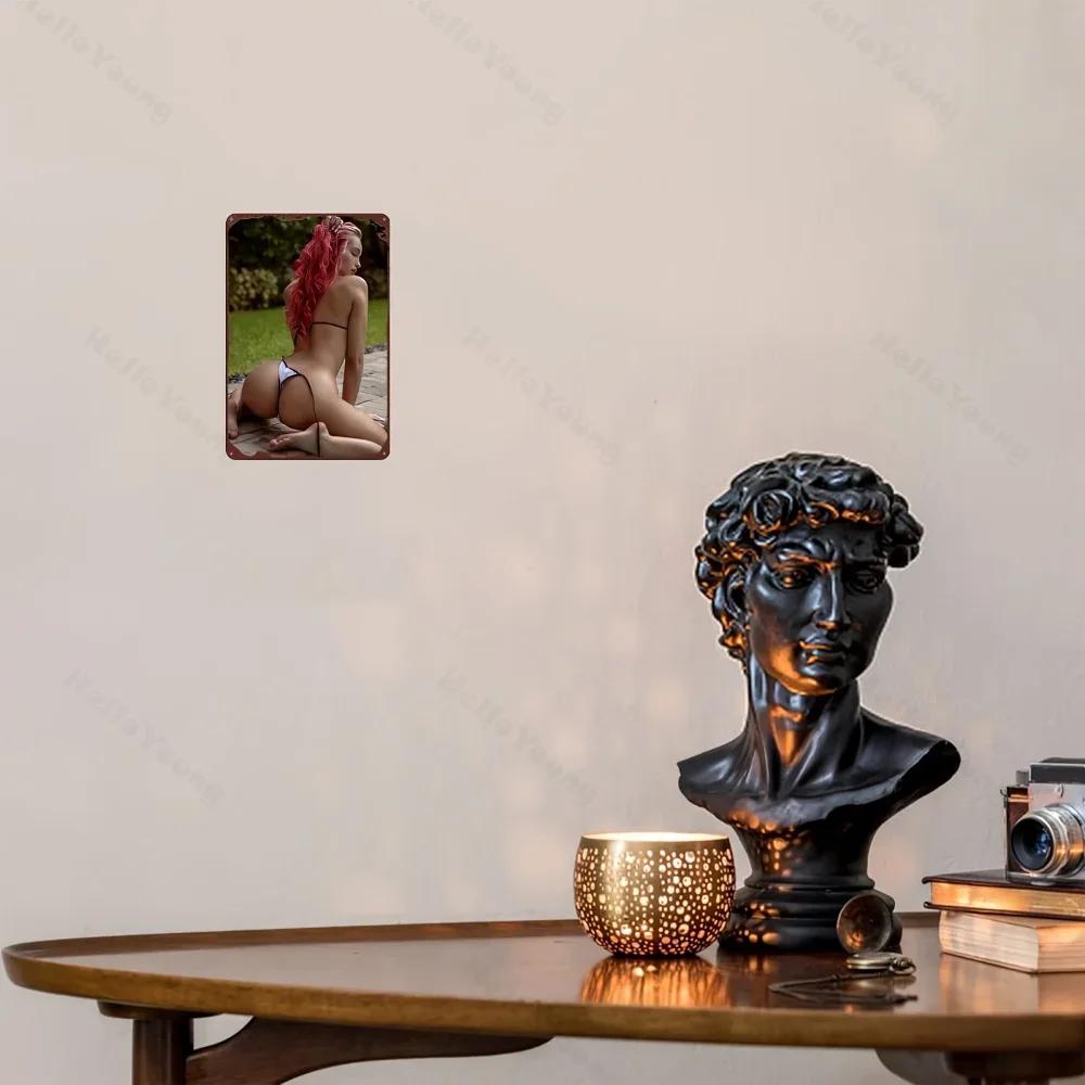 Aluminium Veggkunst av Bikini-kledd Figur, Metallskilt. Konstruert av jern, Værbestandig, Et ideelt hjemmedekor og gavealternativ.