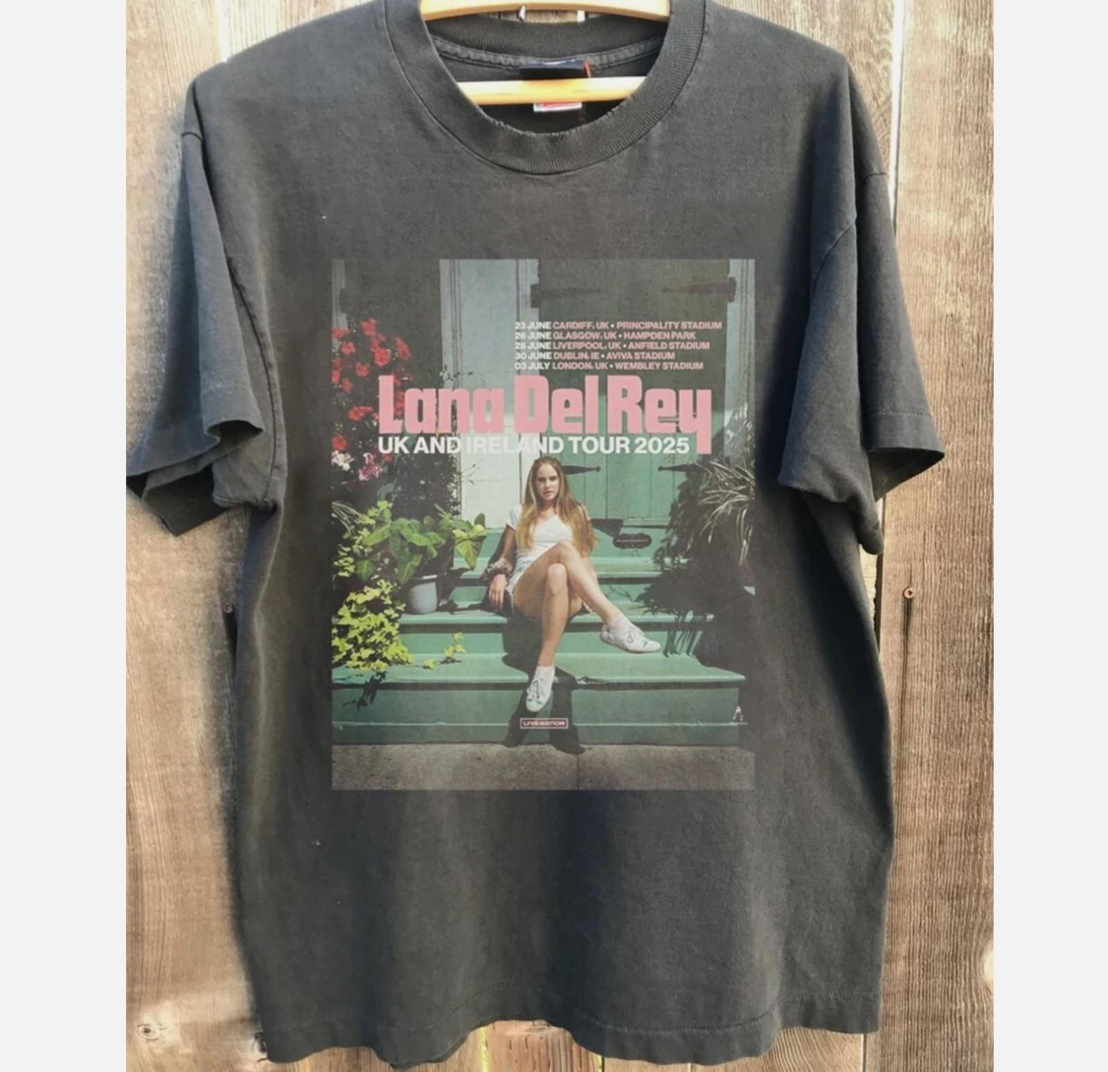 

Lana Del Rey UK И Ирландия Стадионный тур 2025 Графитовая унисекс футболка 3XL