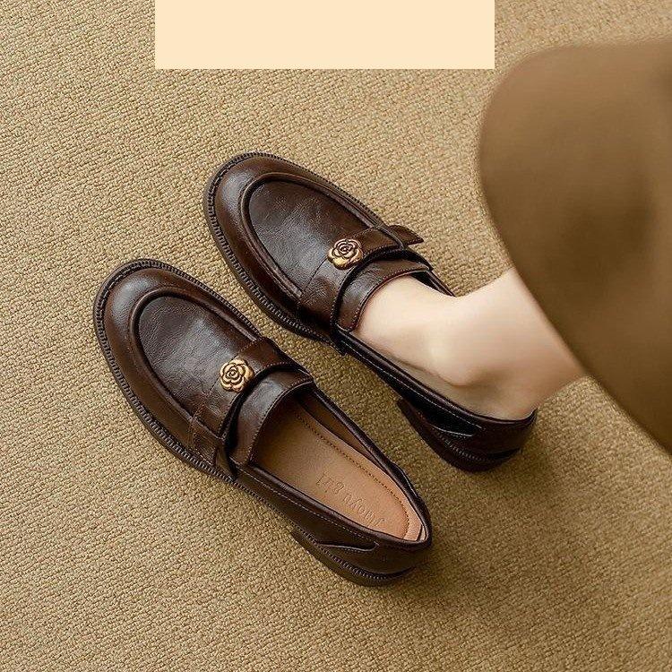 

Мэри Джейн лоферы из мягкой кожи с камелией женские 2025 осень новые маленькие кожаные туфли для работы толстые на одной педали одинарные туфли 40