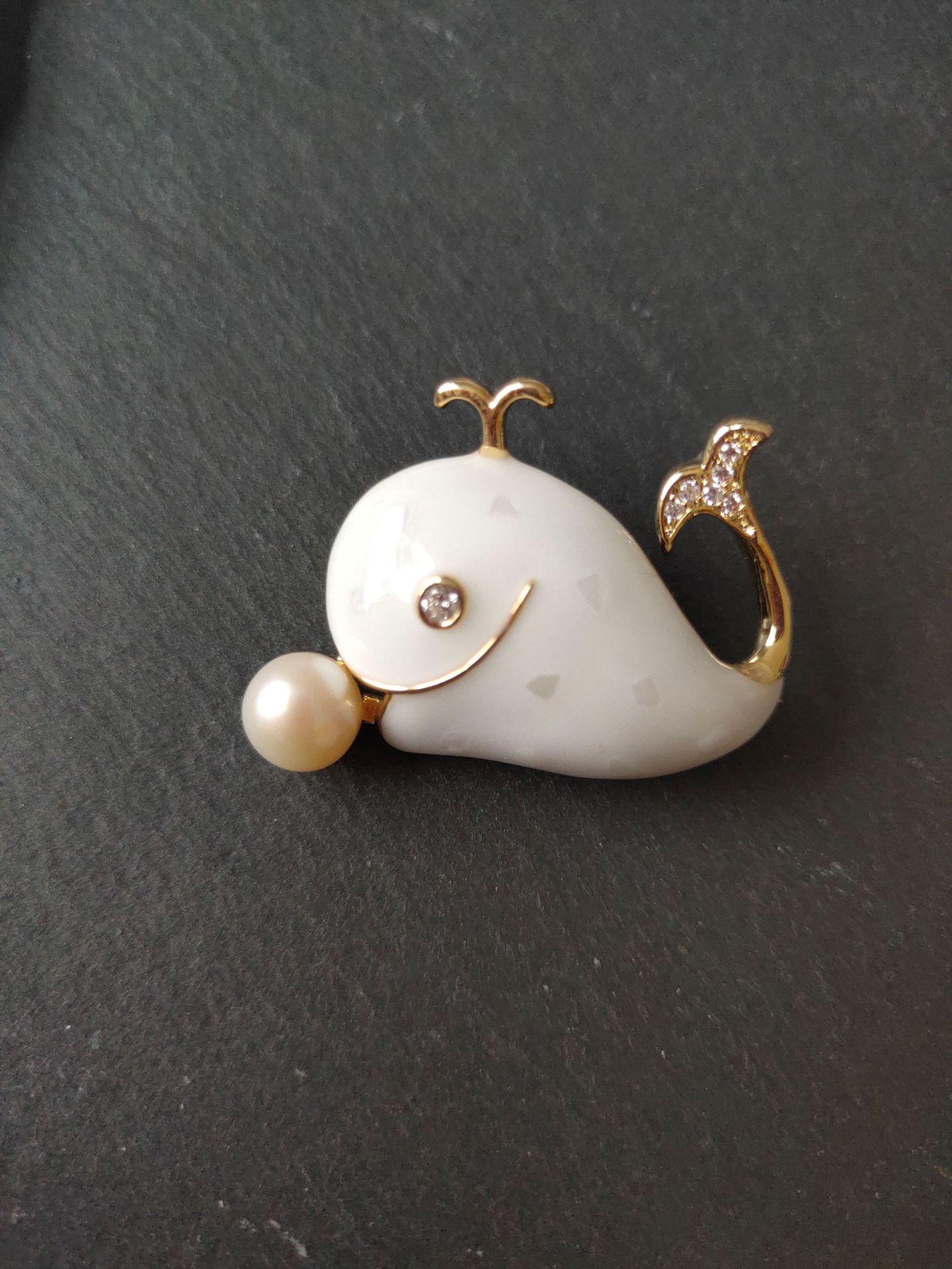 

Blucome, качественные медные милые броши Sahpe с изображением маленького дельфина для женщин и девочек, повседневный костюм, булавки для хиджиаба белый