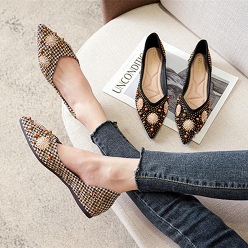 Fashion Metal Rivet Decoration Flats Women Luxury Rhinestone Design Pointed Toe Loafers for Women Soft Sole Comfort Mules Casual Shoes