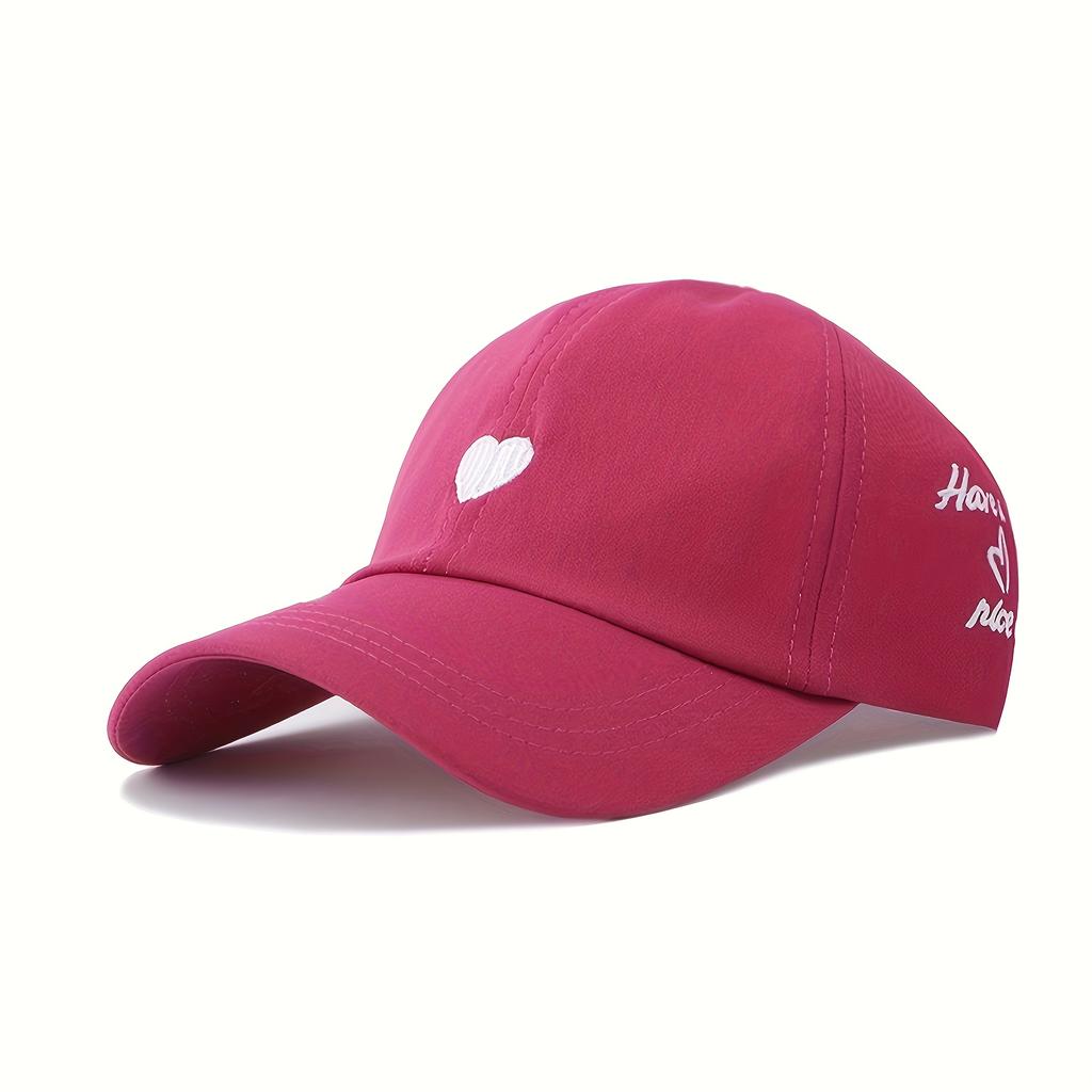 Casquette de baseball pour femme avec trou pour queue de cheval, chapeau de soleil d'été brodé en forme de cœur, respirant et confortable pour un usage quotidien