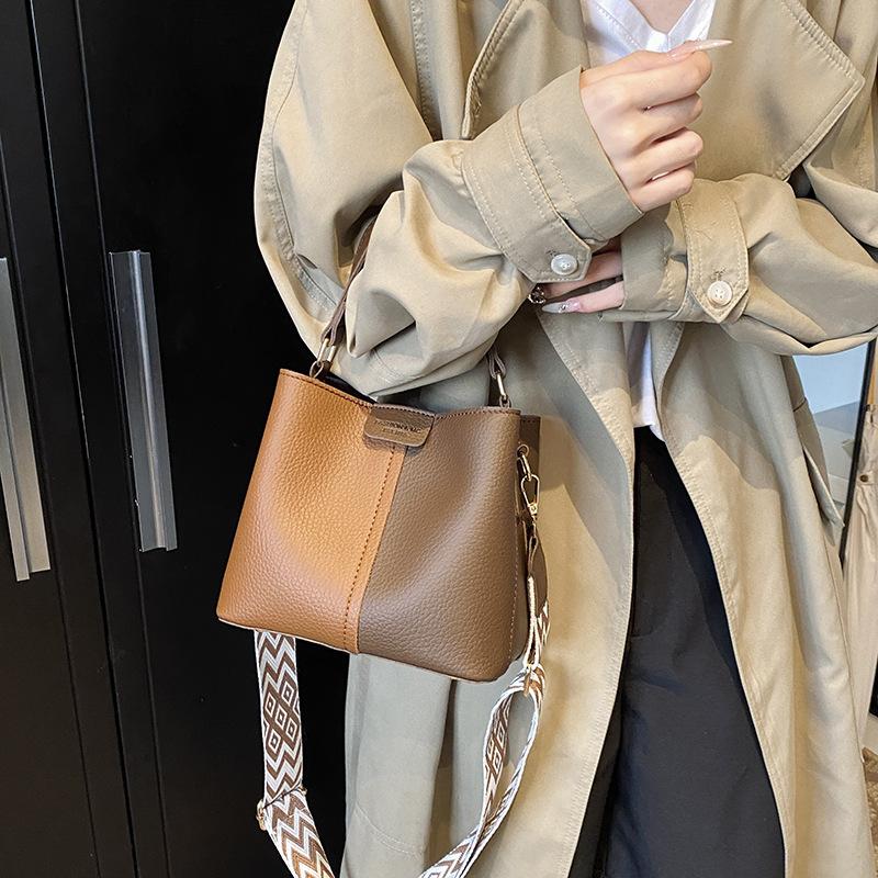 This year's popular retro niche color scheme portable bucket bag women 2025 new commuter shoulder messenger bag
