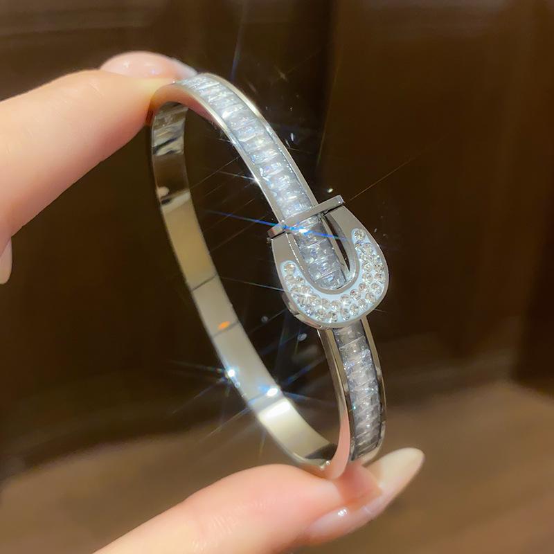 Женский высококачественный браслет-подкова из нержавеющей стали с деталями из циркона