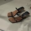 Internet-Berühmtheit Keilabsatz Zehensteg Französisch kleine coole Slipper Feenschuhe 2024 neu Sommer tragen Riemchen High Heel Sandalen