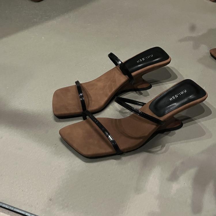 

Интернет-знаменитость танкетка с открытым носком французские маленькие крутые тапочки сказочные туфли 2024 новые летние ремешок высокий каблук сандалии 38 чёрный