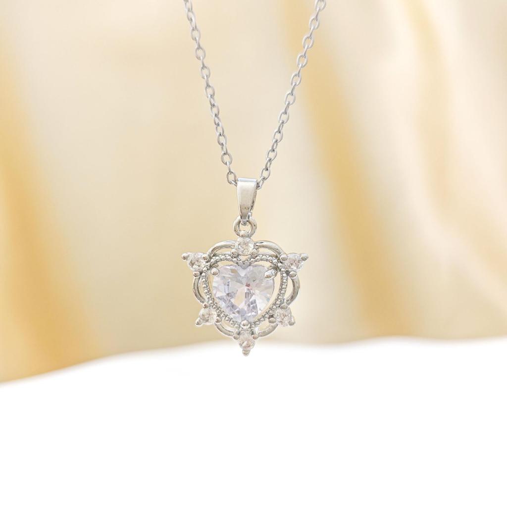 Heart-Shaped Zirconia Pendant Necklace – A Luxurious, Fashionable Accessory