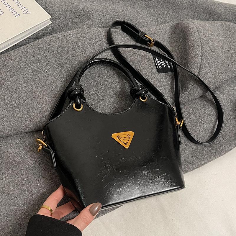 Popular New Products, Niche Fashionable Simple Temperament, Portable Bucket Bag, Korean Version of Casual Commuting Versatile Messenger Bag, Women