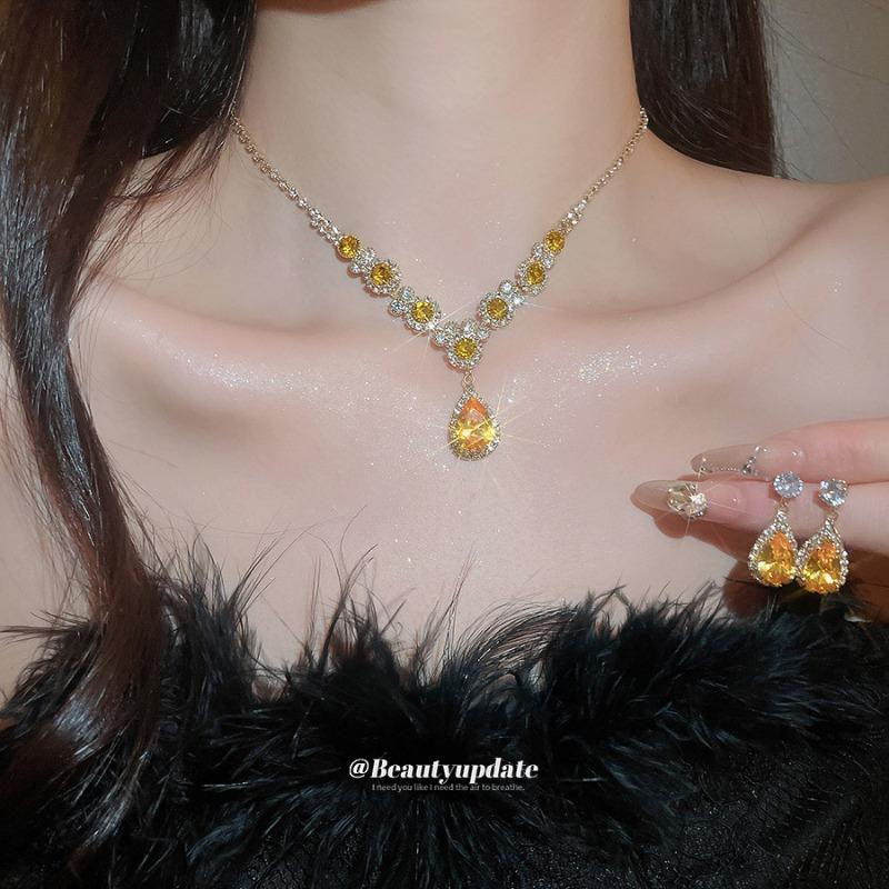 Super flash zircon water drop pendant, stud earrings, necklace, light luxury high-end jewelry, retro court style jewelry set wholesale.