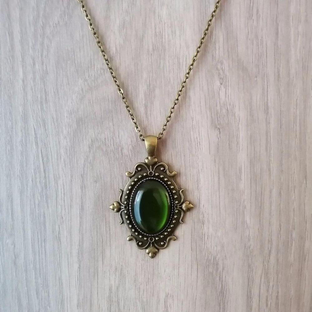 Medieval Victoria Pattern Oval Bronze Color Green Opal Pendant Necklace for Women Men Gothic Retro Jewelry Accessories Gifts