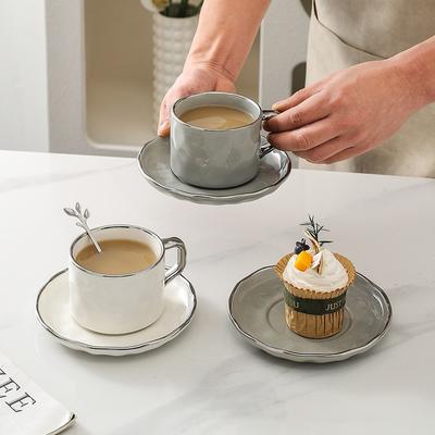 Tazza da caffè in ceramica da 230 ml in stile europeo con piattino e cucchiaino, tazza da tè e piattino a tinta unita, tazza da tè da dessert per il tè pomeridiano