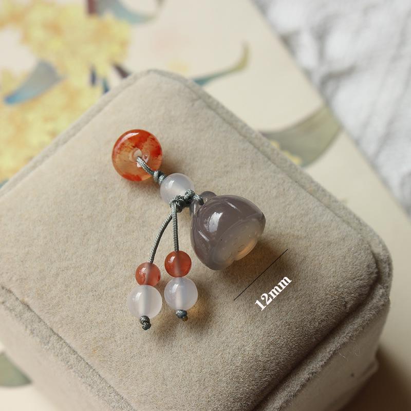 

Натуральные бусины-разделители из южного красного агата с подвеской-шармом в виде семенной коробочки лотоса и нефрита Хэтянь.