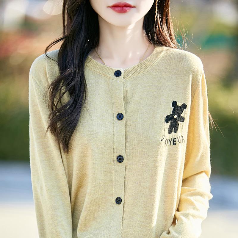 Lekki kardigan damski wykonany w 50% z wełny i w 50% z jedwabiu morwowego – uniwersalny sweter na 4 pory roku zapewniający całoroczny komfort i styl