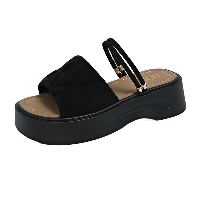 

Two women wearing cool slippers, thick-soled sandals, one-word slippers, women 40 чёрный