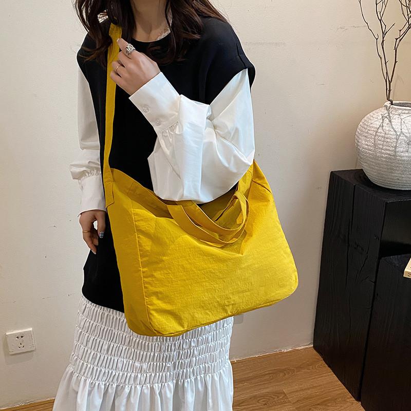 Canvas Tote Bag For Women With Large Capacity And Urban Minimalist Style