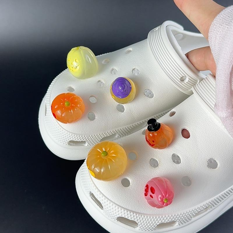 Ensemble de 6 Charms de Chaussures Noctiluents Accessoires Boucle de Chaussure à Trous pour Halloween Résine Citrouille Démon DIY Décorations de Chaussures 3D Cadeau
