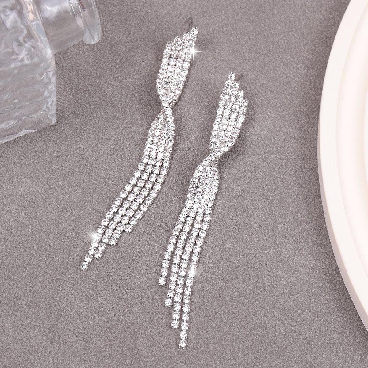 

Пара преувеличенно крупных серег, женский длинный стиль, круглое лицо с бриллиантами, подчеркивающими худобу, модная и трендовая личность серебряный