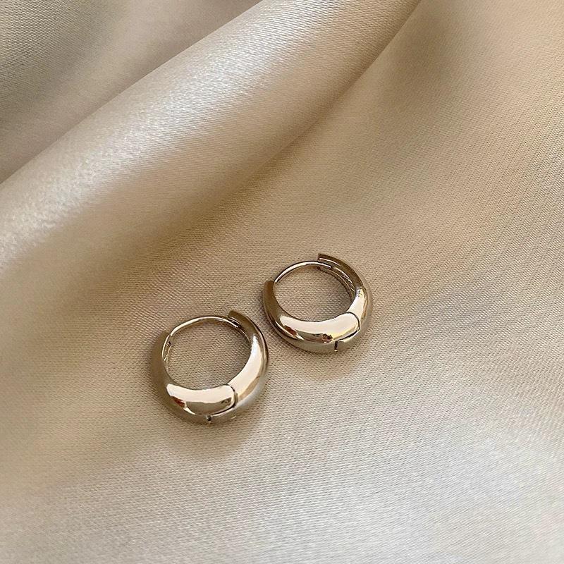 Kovové náušnice kruhy vysoké kvality - Luxusní výklenkový design, Trendy styl 2024 pro ženy