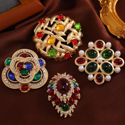Spilla a croce in cristallo barocco atmosferico vintage, spilla in oro con design classico da palazzo vintage