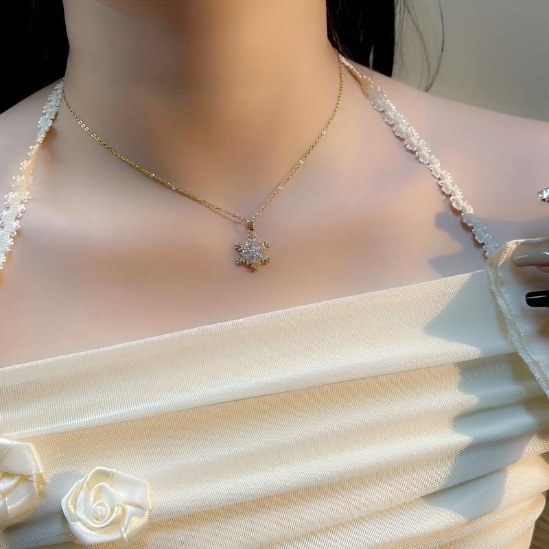 Exquisite Sparkling Zircon Snowflake Pendant Necklace, Suitable As A Gift for Women's Wedding Banquets