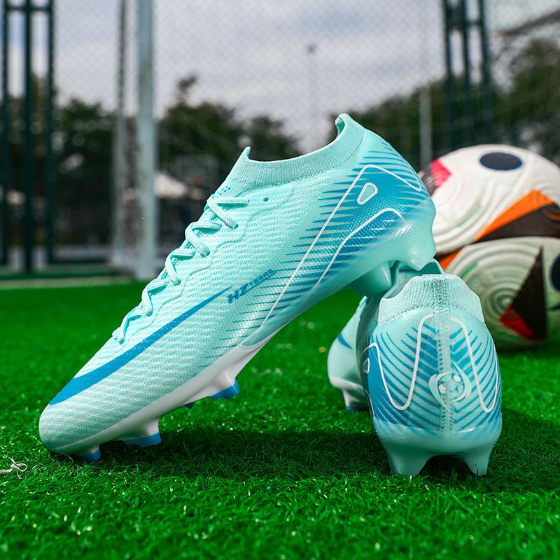 Nové nízké pletené fotbalové kopačky, mládežnické kolíky, zlomené hřeby, tráva profesionální herní tréninkové fotbalové kopačky