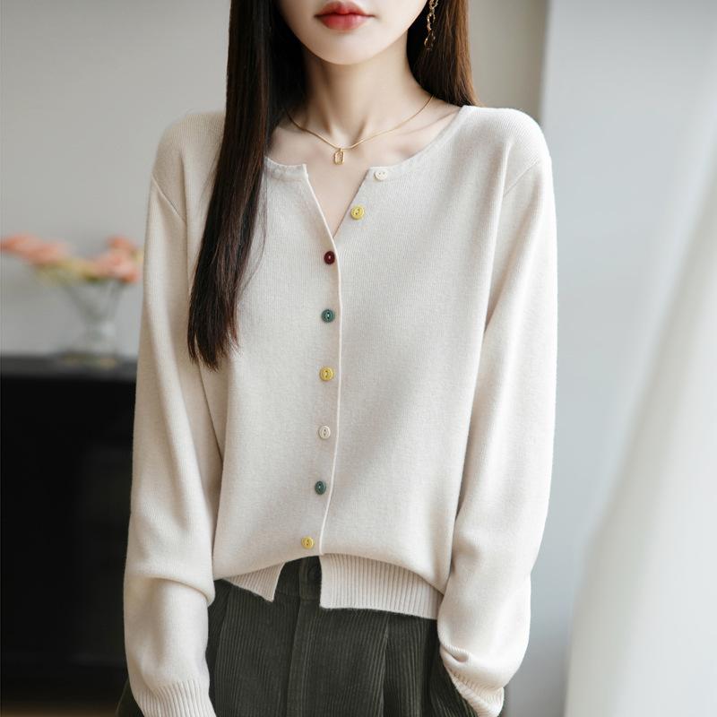 The New Soft and Smooth Knitted Sweater for Autumn Is Stylish and Slimming. It Can Be Paired with A V-neck Cardigan for Women