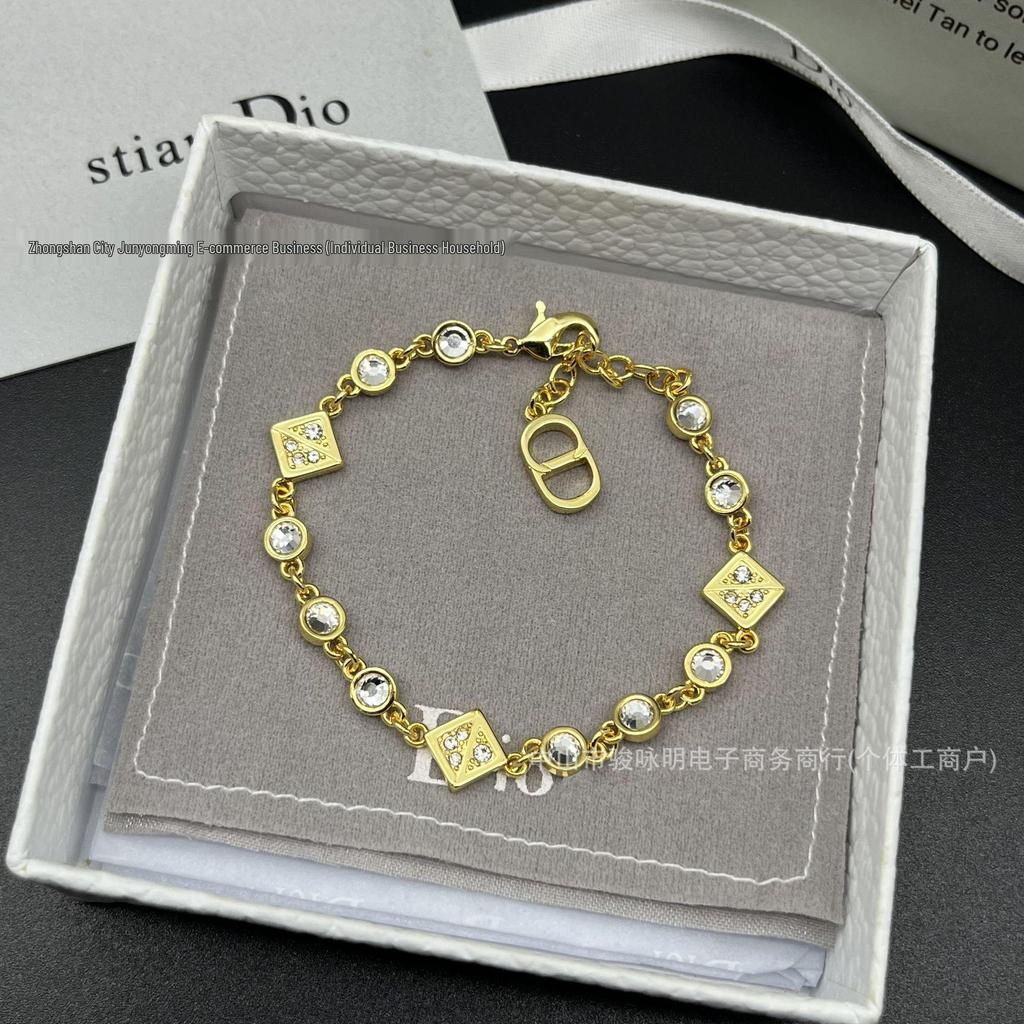 Trendiges Damen-Armband aus Kette mit vollständiger Diamant-Intarsie und CD-Anhänger