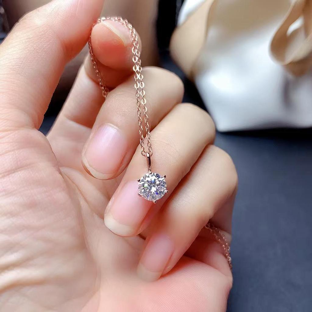 Diamond-Shaped Retro Ladies' Necklace: Elegant Design, Lightweight Luxury, Versatile Clavicle Chain.