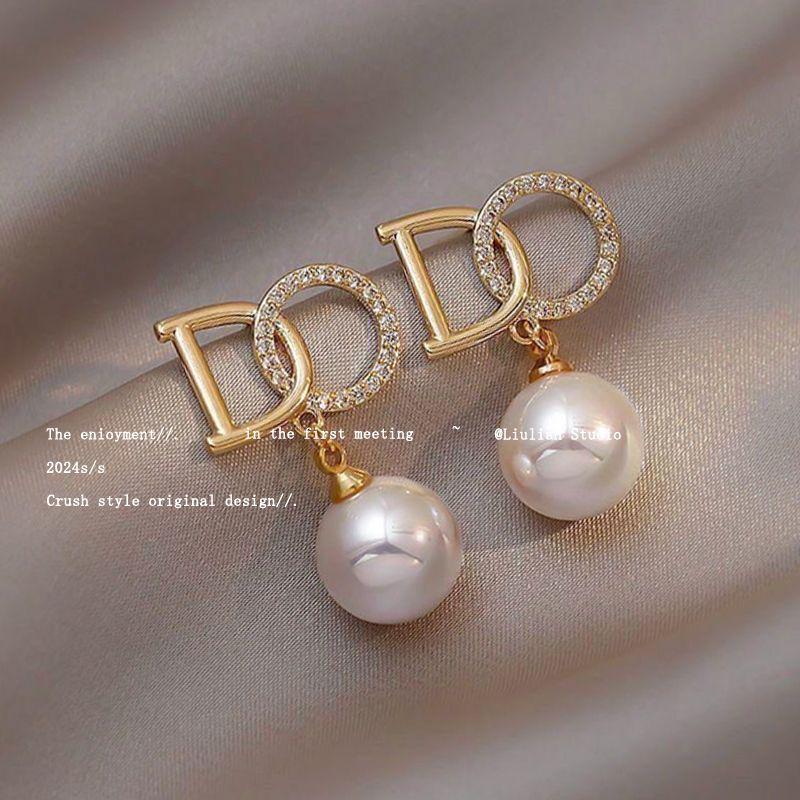 2024 High-End Pearl Stud Earrings: French Light Luxury Style for Women