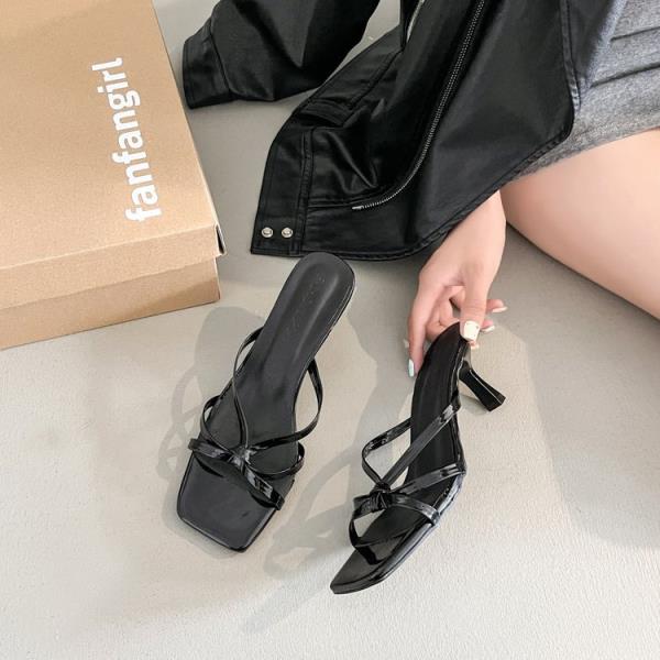 

Модные туфли на высоком каблуке с квадратным носком женские резиновые шлепанцы тапочки женские летние на перекрестной шнуровке шлепанцы pantofle низкие гавайские тонкие 2025 PU F 35