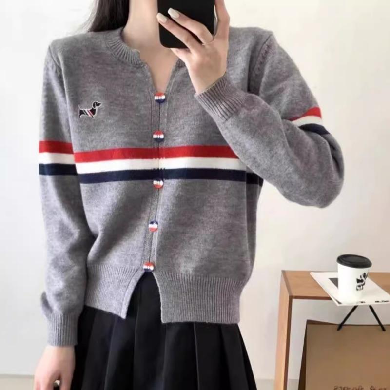 V-neck striped contrasting color puppy embroidered sweater women's autumn and winter loose design hem split long-sleeved knitted sweater