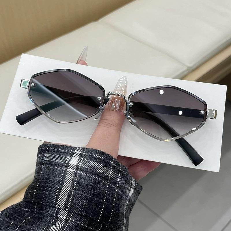 Fashion Small Polygonal Sunglasses Women Metal Rhombus Sun Glasses Ladies Hipster Sexy Cat Eye Shades Vintage