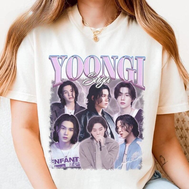 

Летняя Модная Футболка 2026 Шуга BTS Рубашка Kpop Идол Футболка Винтажный Стиль Футболка для Фанатов, Мерч Шуги Подарок для ARMY, Kpop Фан Идол Концерт Музыкальная Футболка 4XL