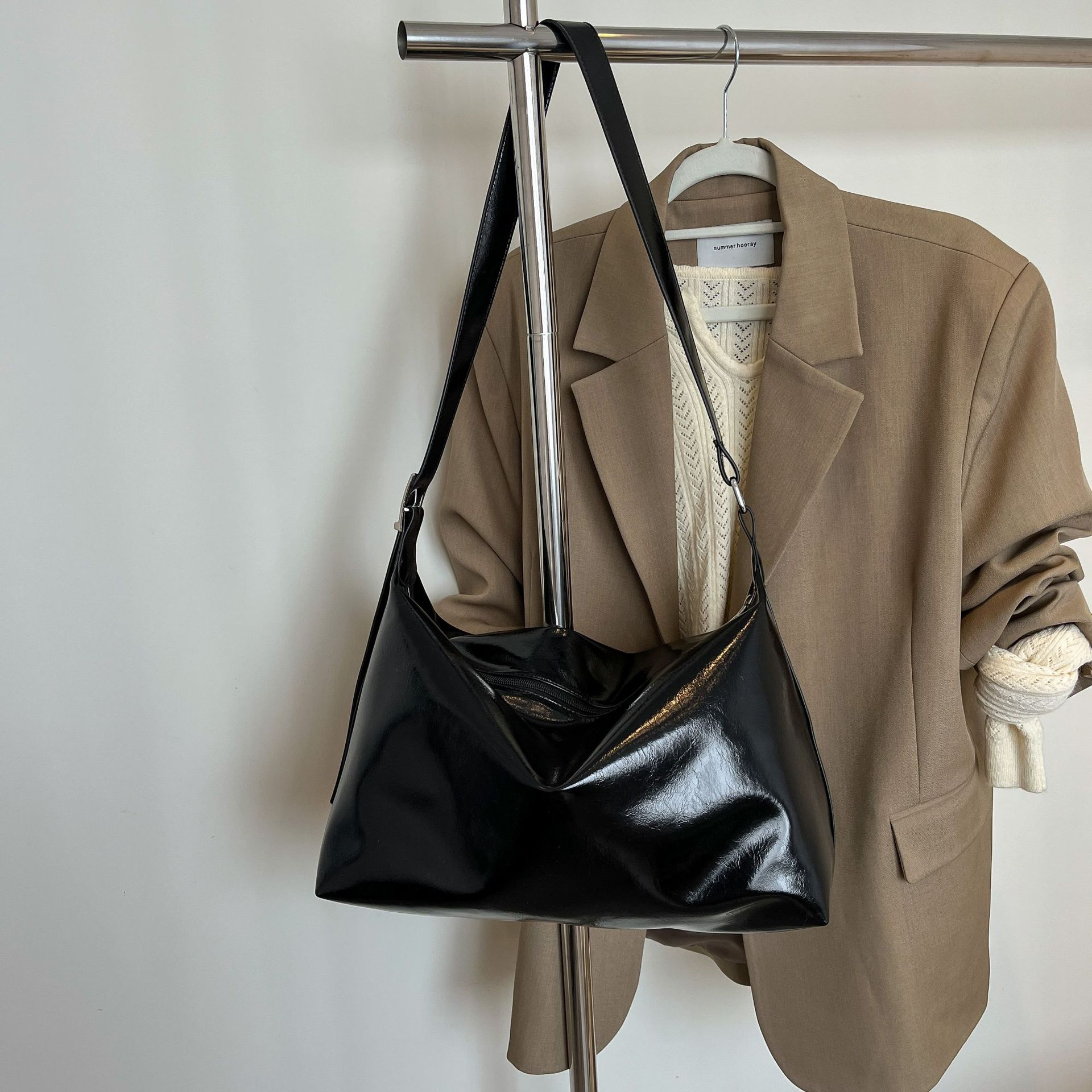 

Повседневная сумка-мессенджер большой вместимости коричневого цвета женская 2025 новая популярная универсальная модная плечевая сумка-тоут Standard чёрный