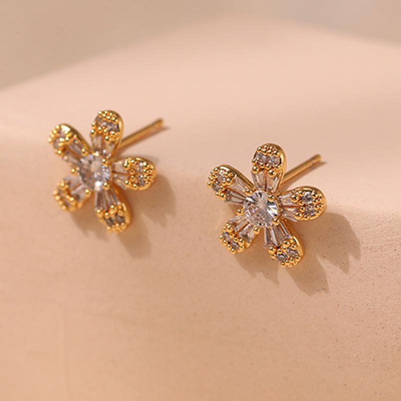 Delicate Zircon Inlaid Flower Design Simple 18k Gold Plated Copper Stud Earrings For Women